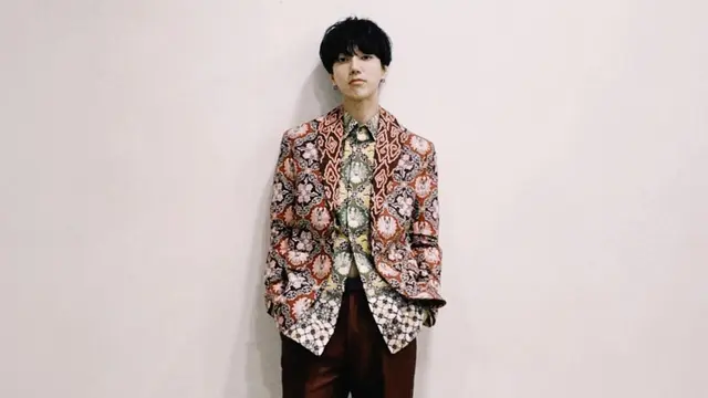 6 Potret Leeteuk dan Yesung Super Junior Pakai Batik Rancangan Ridwan Kamil, Curi Perhatian