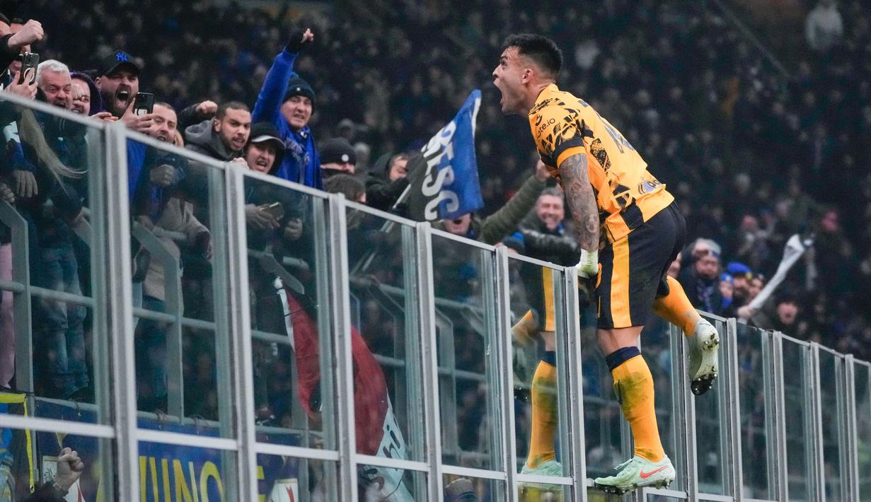Pemain Inter Milan, Lautaro Martinez, melakukan selebrasi memanjat pagar setelah mencetak gol ke gawang Genoa dalam laga Serie A 2024/2025 giornata 26 yang dihelat di Giuseppe Meazza, Minggu (23/2/2025) dini hari WIB. (AP Photo/Luca Bruno)