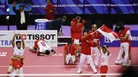 Para pemain sepak takraw Indonesia merayakan kemenangan atas Jepang pada final Asian Games di Palembang, Sabtu (1/9/2018). (AP/Vincent Thian)
