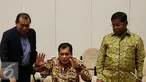 Dari kanan, Sekjen DPP Partai Golkar Idrus Marham, Ketua Harian DPP Partai Golkar Nurdin Halid, Ketua FPG DPR Kahar Muzakir memberikan keterangan pers setelah melakukan rapat pleno di Gedung DPR/MPR, Jakarta, Rabu (23/11). (Liputan6.com/Johan Tallo)