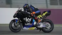 Luca Marini kendarai motor Ducati Desmosedici pada sesi tes shakedown MotoGP Qatar. (Twitter/SKY Racing VR46)