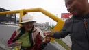 Alejandra Baldani, nenek 78 tahun, menjual permen kepada salah satu pejalan kaki di sebuah jembatan penyeberangan di distrik San Borja, Lima, 22 Oktober 2015. Baldani mendapatkan sekitar USD 3 per hari dari hasil berjualan permen. (REUTERS / Mariana Bazo)