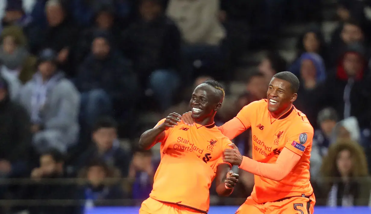 Pemain Liverpool, Sadio Mane dan Georginio Wijnaldum berselebrasi setelah mencetak gol ke gawang FC Porto dalam leg pertama babak 16 besar Liga Champions di Stadion Do Dragao, Kamis (15/2). Terbantu hat-trick Mane, Liverpool menang 5-0. (AP/Luis Vieira)