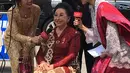 <p>Ibu Mooryati Soedibyo dibalut kebaya merah dan kain batik sebagai rok dan selendang yang serasi. [Foto: Instagram/mooryatisoedibyo]</p>