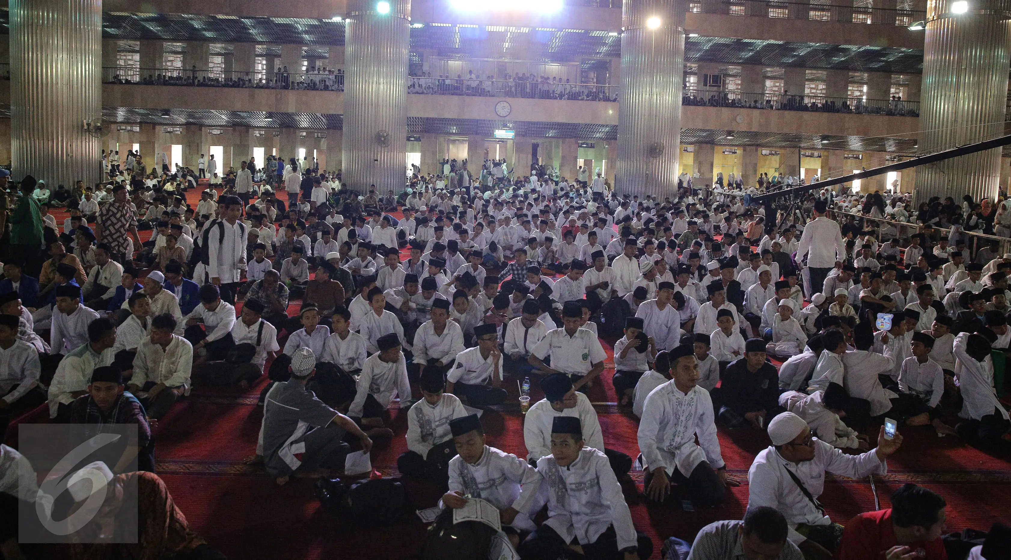 Ribuan santri berkumpul di Masjid Istiqlal menyambut peresmian Hari Santri Nasional, Jakarta, Kamis (22/10/2015). Penetapan Hari Santri Nasional adalah bagian dari semangat mencintai Bangsa dan Negara Indonesia. (Liputan6.com/Faizal Fanani)