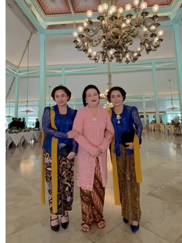 6 Potret Mayangsari dan Khirani Trihatmodjo Kompak Pakai Kebaya Biru di Acara Solo