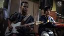 Keyboardist band NeV+ Randy Danistha (kanan) saat menggelar latihan bersama Sophia Latjuba di Musica Studio, Jakarta, Jumat (26/1). (Liputan6.com/Faizal Fanani)