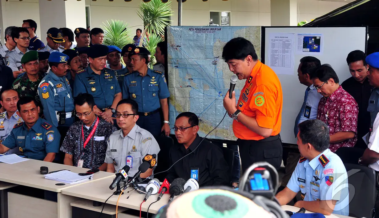 Kepala Badan SAR Kota Surabaya Hernanto memberikan keterangan terkait proses pencarian pesawat AirAsia QZ8501 yang hilang, Surabaya, Jawa Timur, Senin (29/12/2014). (Liputan6.com/Johan Tallo)
