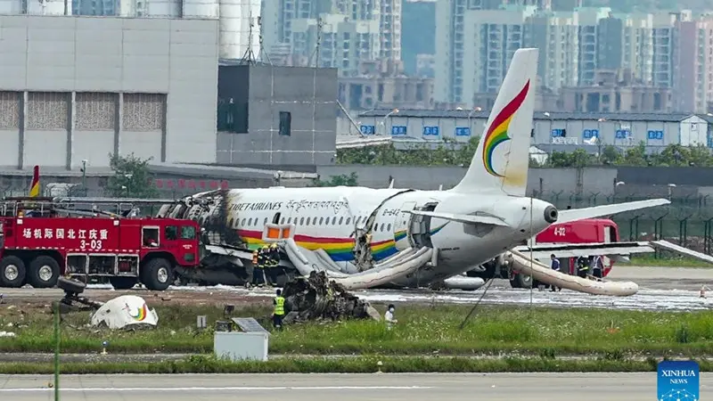 Pesawat Tibet Airlines terbakar setelah tergelincir dari landasan pacu di kota Chongqing, China barat daya pada Kamis, (12/5/2022).