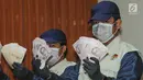 Petugas KPK menunjukkan barang bukti uang SGD 96.700 hasil OTT di Gedung KPK, Kamis (1/8/2019). KPK menetapkan Direktur Keuangan PT Angkasa Pura (AP) II Andra Y Agussalam sebagai tersangka kasus dugaan suap proyek pengadaan baggage handling system (BHS). (merdeka.com/Dwi Narwoko)
