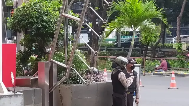 Penjagaan di lingkungan Komisi Pemberantasan Korupsi (KPK) diperketat pasca-bom bunuh diri di Polsek Astana Anyar, Bandung, Jawa Barat.