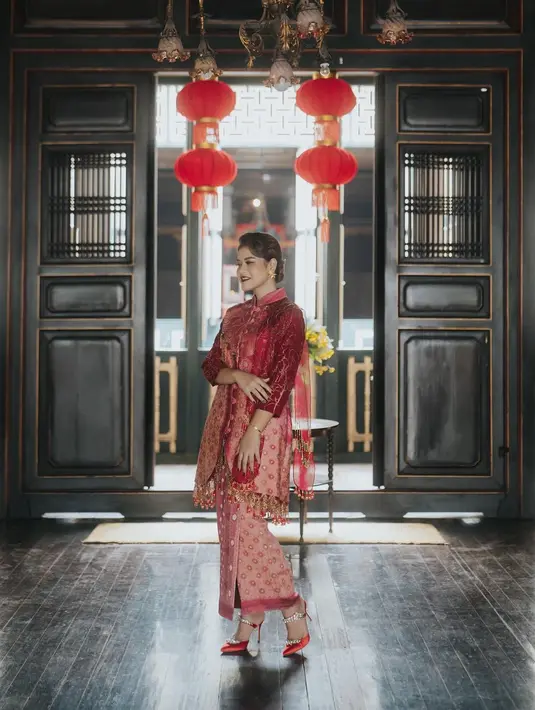 Kahiyang Ayu mengenakan wastra bernuansa merah untuk turut merayakan Imlek. Padu padan atasan berkerah cheongsam dengan kain wastra bernuansa serasi menyempurnakan keseluruhan penampilan Kahiyang di sini. [Foto: Instagram/ayanggkahiyang]