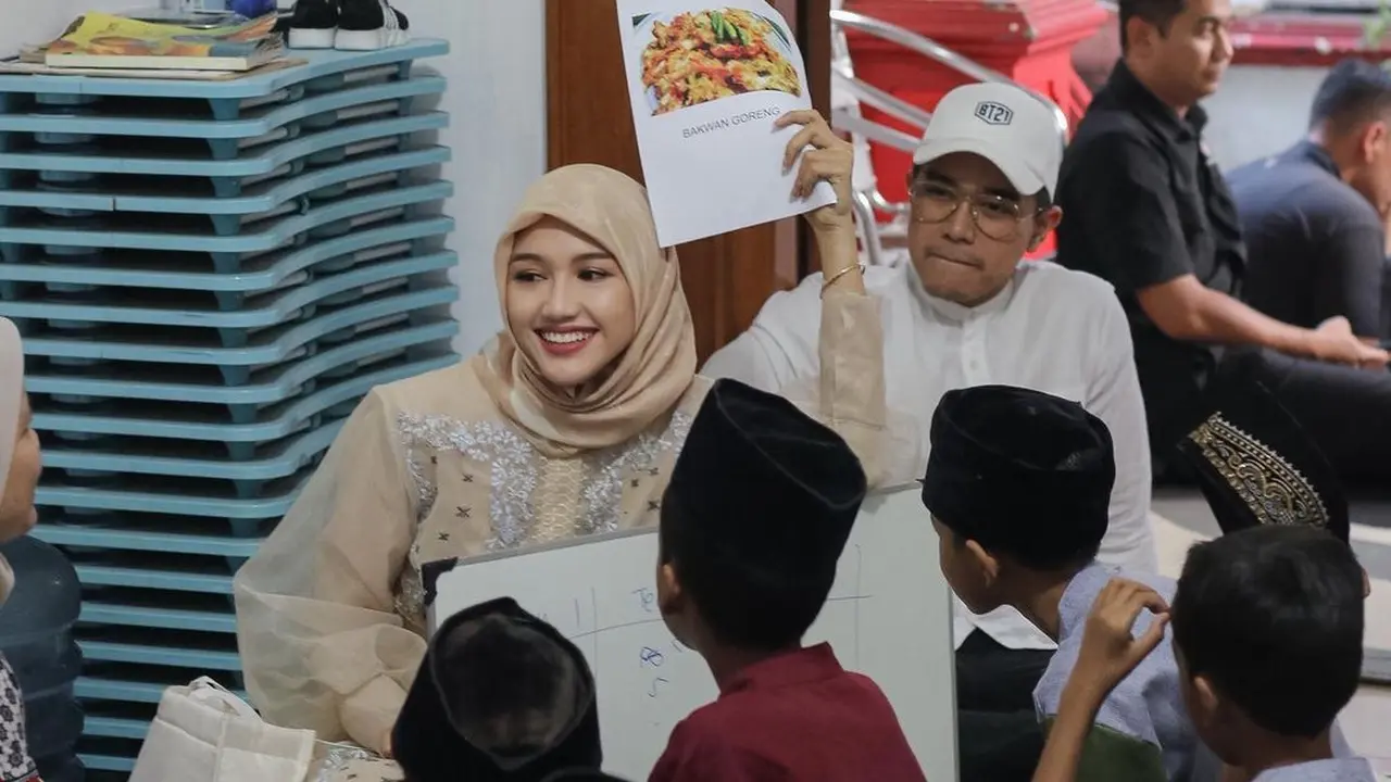 6 Potret Erina Gudono dan Kaesang Buka Puasa Bersama Anak Yatim, Banjir Pujian