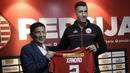 Pemain baru Persija Jakarta, Alexander Luiz Reame, menunjukan jersey yang akan digunakan nanti saat konferensi pers perkenalan dirinya di kantor Persija Jakarta, Jakarta, Jumat (30/8). Persija kenalkan pemain asing baru untuk mengarungi putaran 2 Liga 1. (Bola.com/Yoppy Renato)