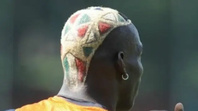 6 Gaya Rambut Pesepak Bola Ini Nyentrik Banget, Bikin Penonton Melongo