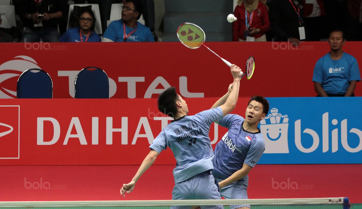 Kevin Sanjaya/Marcus Gideon berebut kok saat melawan Rian Agung/Hendra Setiawan pada babak kedua Daihatsu Indonesia Master 2018 di Istora Senayan, Kamis (25/1/2018). Kevin/Marcus menang 21-16 23-2.1 (Bola.com/Nick Hanoatubun)