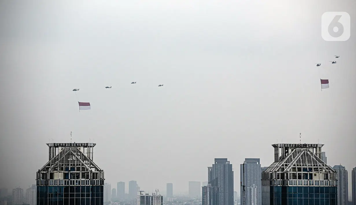 Pesawat tempur F-16 TNI AU terbang melintas di atas Istana Merdeka saat upacara peringatan detik-detik proklamasi di Jakarta, Rabu (17/8/2022). Aksi pesawat tempur TNI AU tersebut untuk memperingati Hari Ulang Tahun ke-77 Republik Indonesia. (Liputan6.com/Faizal Fanani)
