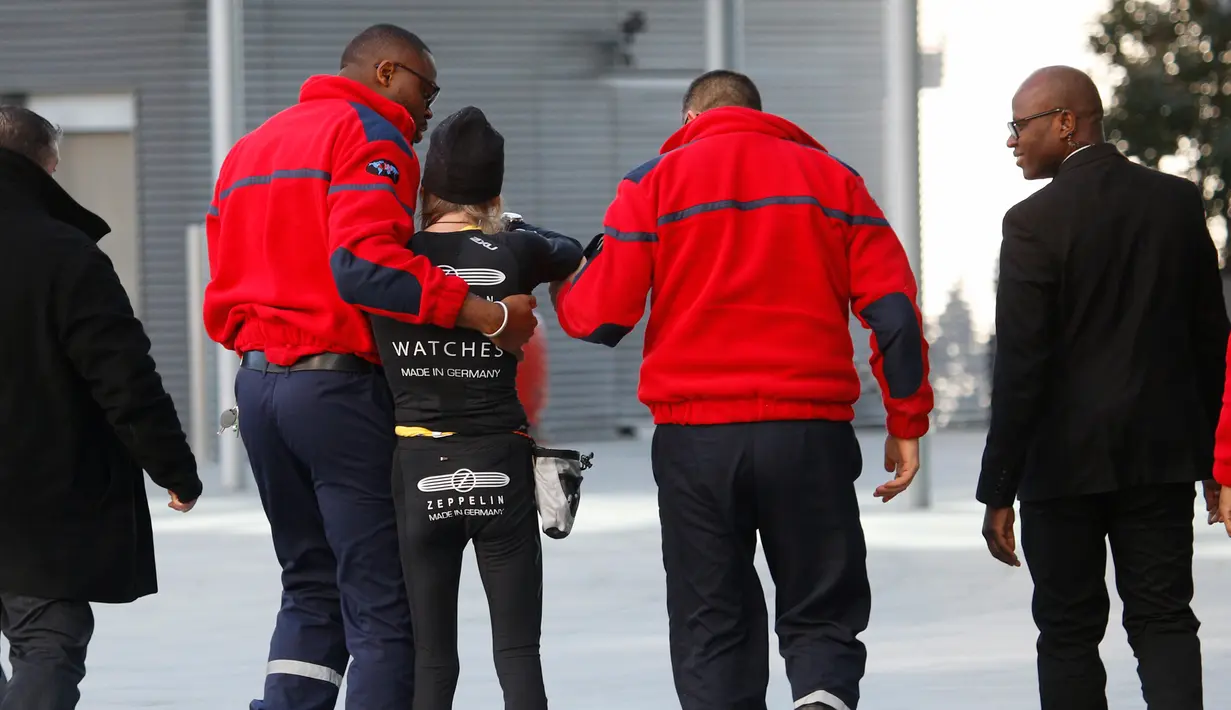 Petugas mengamankan Alain Robert atau juga dikenal dengan nama 'Spiderman Prancis' saat memanjat gedung di pusat bisnis La Defense, Paris, Prancis, Rabu (14/3). (AP Photo/Francois Mori)