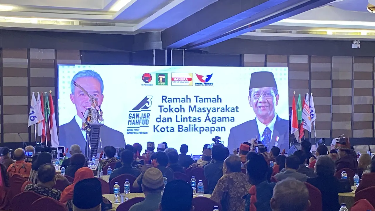 Calon presiden nomor urut tiga Ganjar Pranowo saat menghadiri ramah tamah dengan tokoh masyarakat dan lintas agama Kota Balikpapan pada Selasa malam (5/12/2023). (Liputan6.com/Ady Anugrahadi)