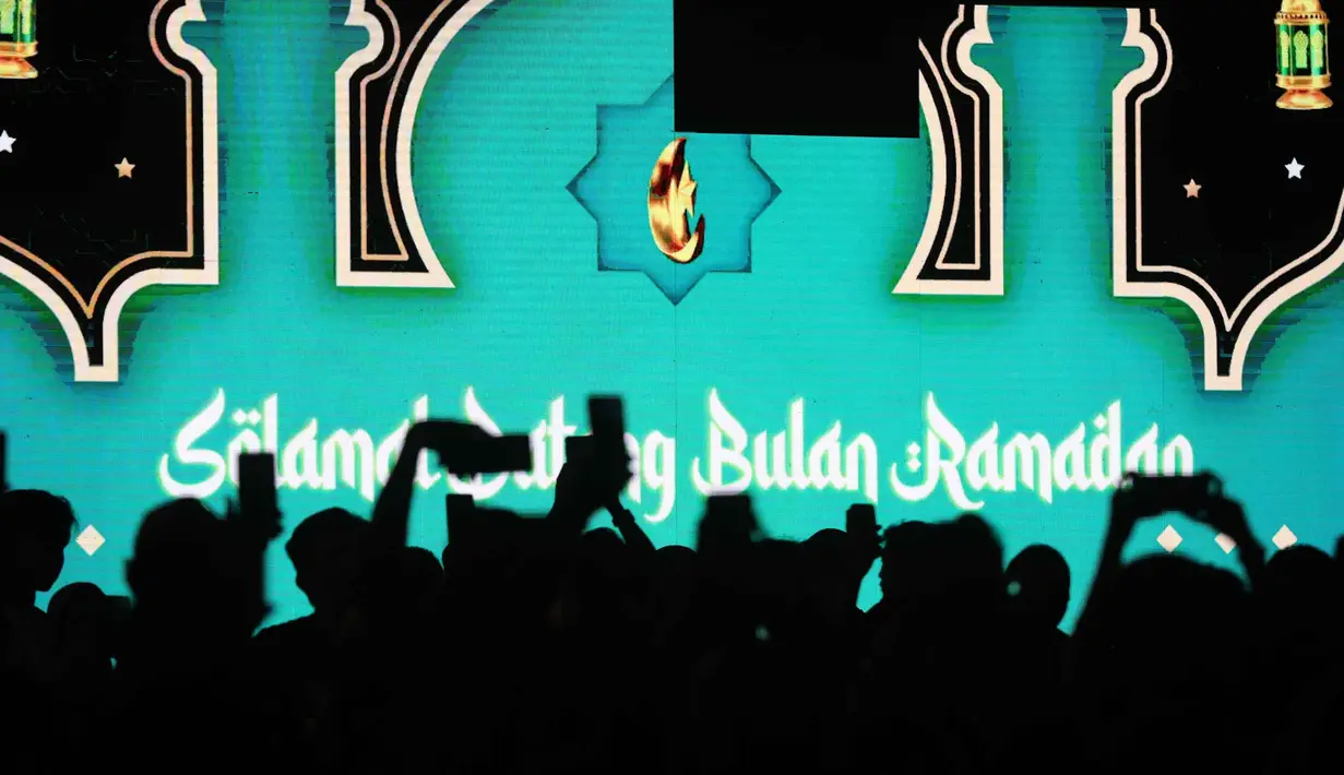 Perayaan Imlek 2577 Kongzili jatuh pada Selasa (17/2/2026), sementara awal Ramadan 1447 Hijiriah, sebagaimana telah ditetapkan Pemerintah Indonesia melalui Sidang Isbat yang digelar oleh Kementerian Agama, jatuh pada Kamis (19/2/2026). Tampak dalam foto, layar monitor menampilkan ucapan Selamat Datang Ramadan pada acara Transisi Perayaan Imlek 2577 Kongzili menuju Ramadan 1447 H di kawasan Bundaran Hotel Indonesia (HI), Jakarta, Selasa (17/2/2026). (Kapanlagi.com/Budy Santoso)