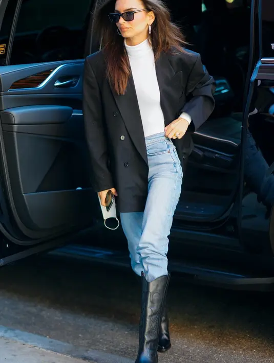 Longline blazer juga bisa menjadi alternatif tampil gaya di cuaca yang dingin, seperti Kendall Jenner berikut ini. Top ini bisa kamu padukan dengan semua fashion item lainnya, mulai dari denim hingga gaun. Foto: Bustle.