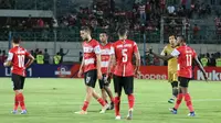 Para pemain Madura United tampak sedih setelah harus mengalami kekalahan 0-2 dari Persipura Jayapura dalam laga pekan ke-26 Shopee Liga 1 2019 di Gelora Bangkalan, Minggu (3/11/2019). (Bola.com/Aditya Wany)