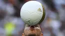 Gelandang Real Madrid, Eden Hazard, mengontrol bola saat perkenalan dirinya di Stadion Santiago Bernabeu, Madrid, Kamis (13/6). Dirinya didatangkan Madrid dari Chelsea dengan kontrak lima musim. (AFP/Gabriel Bouys)