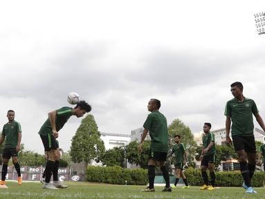 Pemain Timnas Indonesia, Gavin Kwan, mengontrol bola dengan kepala saat sesi latihan di Stadion Bishan, Singapura, Rabu (7/11). Latihan Timnas ini merupakan persiapan jelang laga melawan Singapura pada Piala AFF 2018. (Bola.com/M Iqbal Ichsan)