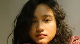 Banyak yang bilang style rambut pendek Amanda memang terlihat lebih kece dan segar. Dengan balutan setelan bermotif tartan dan makeup yang natural, Amanda tampil trendy. Selain itu tak tanggung-tanggung Amanda juga sering tampil berani dengan bare face. (Liputan6.com/IG/@auroramanda95)