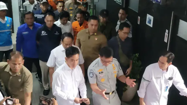 Plt. Direktur Utama PT Jasa Raharja, Rubi Handojo (Kiri) dampingi  Wapres Gibran saat meninjau keluarga korban tenggelamnya KMP Tunu Pratama Jaya di Pelabuhan Ketapang Banyuwangi (Istimewa)