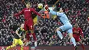 Penyerang Liverpool, Roberto Firmino, berebut bola dengan kiper Southampton, Alex McCarthy, pada laga Premier League di Stadion Anfield, Sabtu (1/2/2020). Liverpool menang 4-0 atas Southampton. (AP/Jon Super)