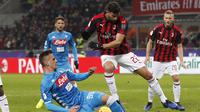 Bek AC Milan, Mussachio tampil apik menahan laju bola Arkadiuz Milik pada laga perempat final Coppa Italia yang berlangsung di stadion San Siro, Milan, Rabu (30/1). AC Milan menang 2-0 atas Napoli (AP Photo/Antonio Calanni)