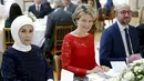 (Ki-ka) Ibu Negara Turki Emine Erdogan, Ratu Belgia Mathilde dan Perdana Menteri Charles Michel menghadiri makan siang resmi di Kastil Kerajaan di Brussels, Belgia (6/10/2015). Emine Erdogan tampil dengan jilbab berwarna putih. (REUTERS / Francois Lenoir)