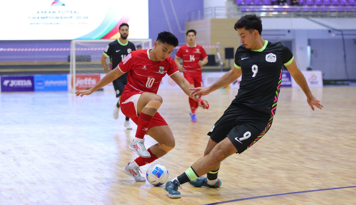 Pemain Timnas Indonesia, Muhammad Sanjaya berduel dengan pemain Australia pada laga terakhir Grup B Piala AFF Futsal 2026 di Nonthaburi Hall, Bangkok, Thailand, Rabu (8/4/2026) siang. (Dok. Federasi Futsal Indonesia)