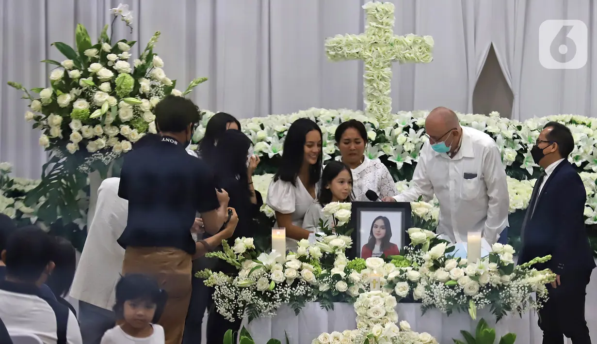 Keluarga saat upacara tutup peti jenazah selebgram Edelenyi Laura Anna di rumah duka Grand Heaven Pluit, Jakarta Utara, Kamis (16/12/2021). Laura Anna meninggal dunia pada 15 Desember 2021 di Eka Hospital, Cibubur, Jakarta. (Liputan6.com/Herman Zakharia)