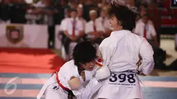 Aksi peserta wanita untuk memperebutkan point dalam Kejuaraan Dunia Karate SKIF 2016 di Jiexpo Kemayoran, Jakarta, Minggu (28/8). Kegiatan yang berlangsung dari 26-28 Agustus tersebut diikuti peserta berbagai negara. (Liputan6.com/Faizal Fanani)