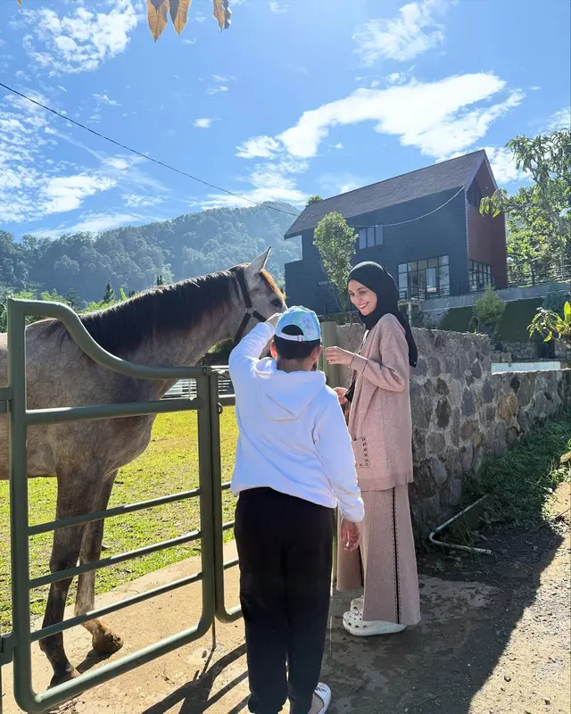 5 Penampakan rumah baru Shireen Sungkar di Puncak, suasananya bikin berasa healing tiap hari