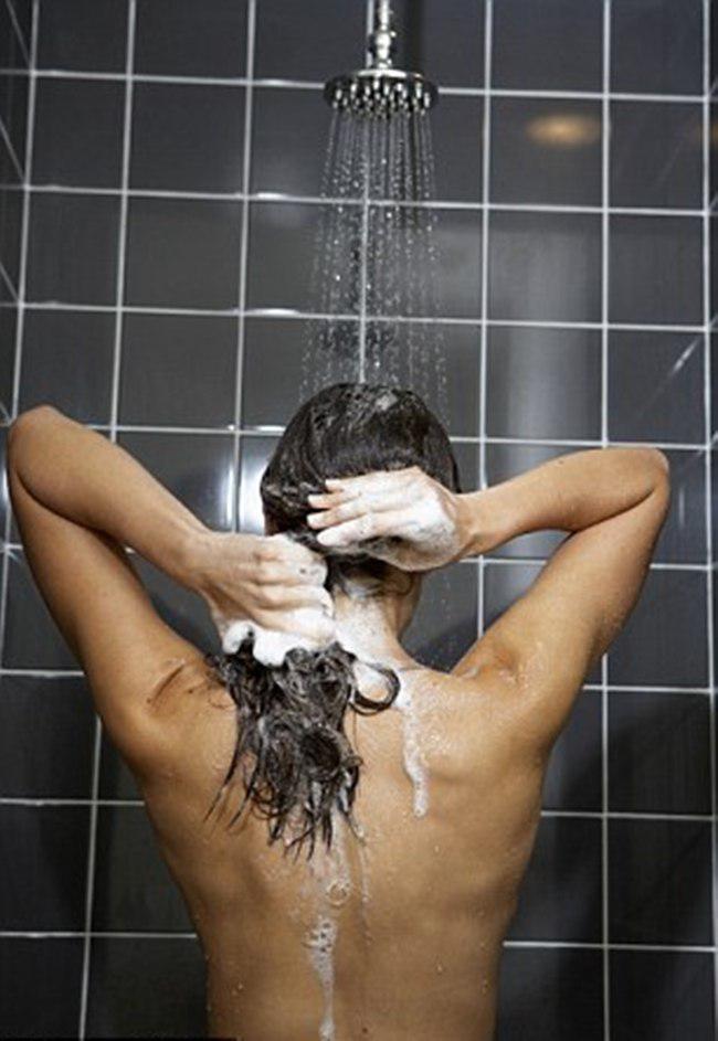Gunakan shampo hanya pada bagian rambut paling atas, dan sampai mengenai kulit kepala | foto: copyright dailymail.co.uk
