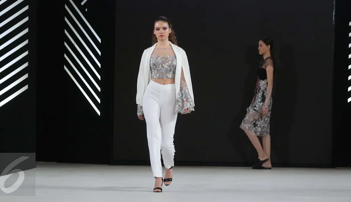 Model berjalan mengenakan busana rancangan LasSalle College dalam pagelaran Senayan City Fashion Nation ke-11, Jakarta, Selasa (11/4). Rancangan itu merupakan karya dari para siswa sekolah mode LaSalle College Jakarta. (Liputan6.com/Gempur M. Surya)