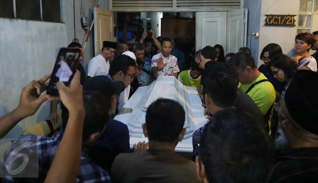 Peti jenazah penyanyi Mike Mohede dimasukkan ke dalam rumah duka di kawasan Bintaro, Tangerang Selatan, Minggu (31/7). Mike Mohede dinyatakan meninggal sekitar pukul 18:02 WIB lantaran terkena serangan jantung. (Liputan6.com/Angga Yuniar)