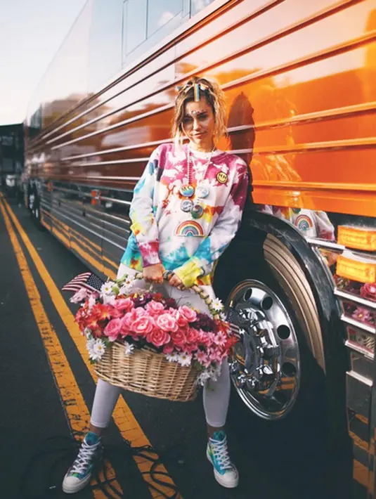 Keputusannya ini ternyata tak lepas dari dukungan orang-orang tercinta, terutama keluarga yang selalu mendukung Miley untuk melakukan apapun. Terlebih soal keputusannya ini, sang ayah pun sangat mendukung. (Instagram/mileycyrus)
