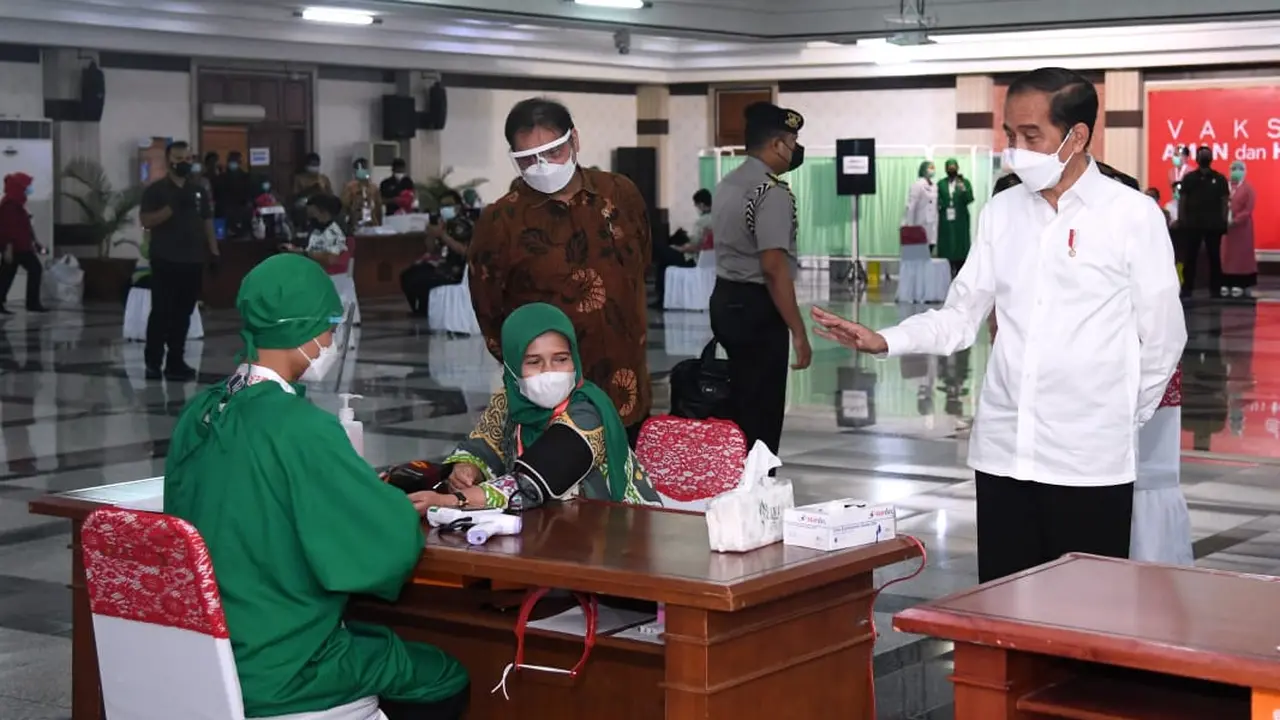 Presiden Joko Widodo atau Jokowi meninjau vaksinasi Covid-19 untuk para pelayan publik di Jawa Tengah, Rabu (10/3/2021).