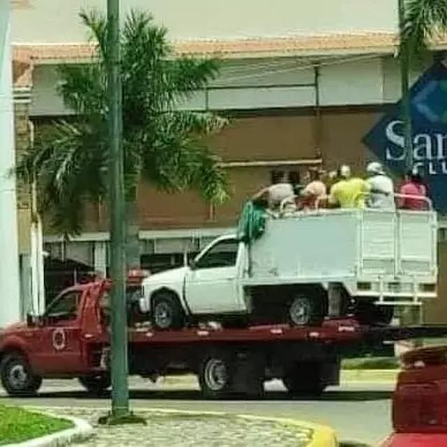 6 Potret Orang di Mobil Pick Up Bersama Barang Angkutan Ini Bikin Kasihan