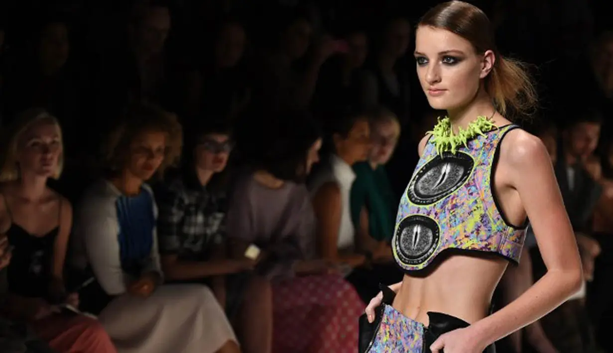  Seorang model saat berlenggok di Australia Fashion Week 2014, Sydney (9/4/2014) (AFP Photo/William west).