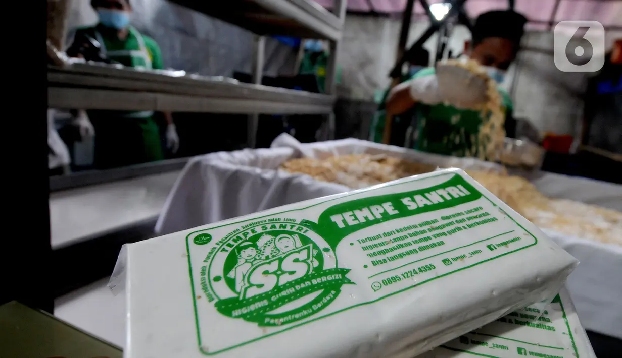 Tumpukan tempe buatan santri di Pondok Pesantren Sirajussa'adah, Depok, Jawa Barat, Selasa (23/3/3021). Selain melatih kewirausahaan, produksi tempe ini menjadi tambahan penghasilan bagi para santri yang terdampak pandemi COVID-19. (merdeka.com/Arie Basuki)