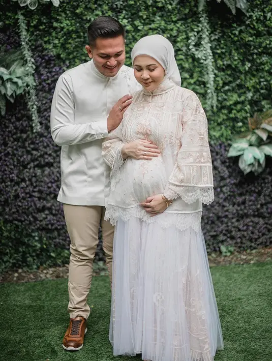 Kesha Ratuliu juga membagikan momen Tasyakuran 4 bulanan anak keduanya. Tampil simpel, elegan, dan serasi, Kesha dan sang suami memilih mengenakan busana bernuansa putih yang manis. [Foto: Instagram/kesharatuliu05]