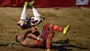 Pemain membanting lawannya saat pertandingan Calcio Storico Fiorentino di Piazza Santa Croce di Florence, Italia (24/6). Calcio Storico berasal dari olahraga Romawi kuno, Haspartum. (AFP Photo/Filippo Monteforte)