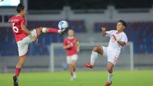 Pemain Timnas Indonesia U-22, Robi Darwis berduel dengan pemain Myanmar U-22 pada pertandingan SEA Games 2025 di 700th Anniversary Stadium, Chiang Mai, Jumat (12/12/2025). (Bola.com/Bagaskara Lazuardi)