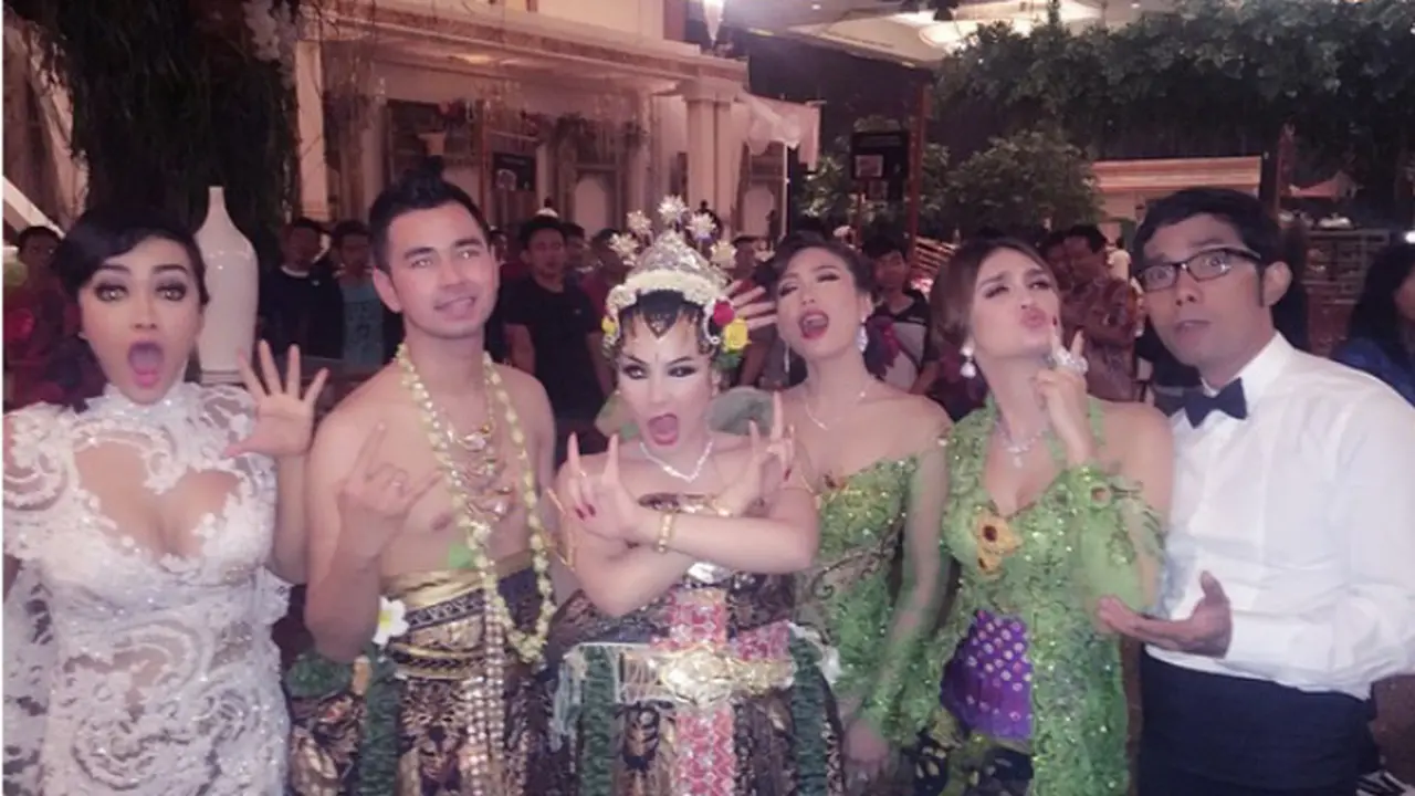 Selfie Heboh Artis di Resepsi Raffi Ahmad-Nagita Slavi