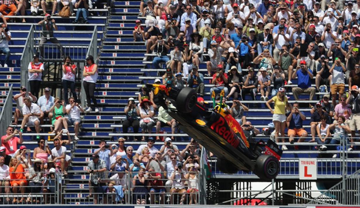 Mobil pebalap Red Bull, Max Verstappen, dievakuasi setelah menabrak dinding pembatas saat kualifikasi pertama F1 GP Monako, Sabtu (28/5/2016). (Bola.com/Twitter/F1)